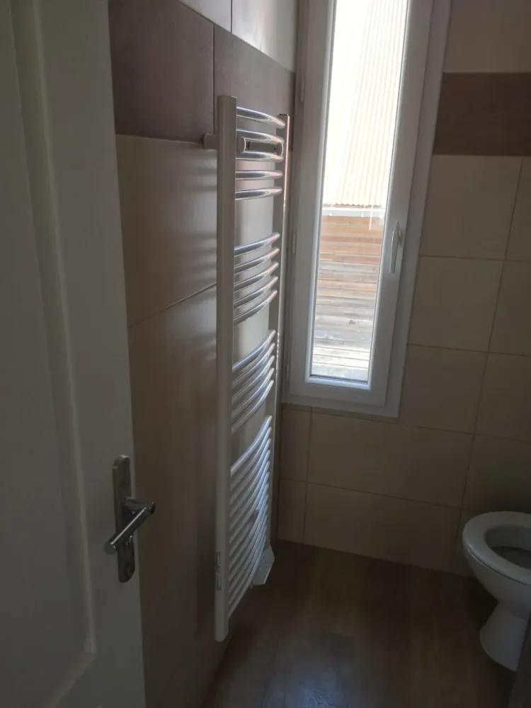 Pose sèche serviette près de Bec de Mortagne